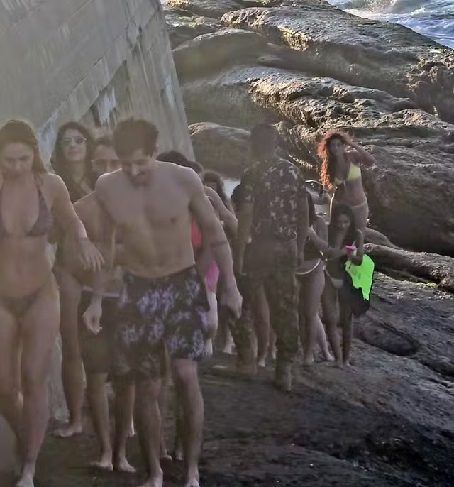 Ventania e ondas arrastam banhistas em Copacabana; resgate é realizado